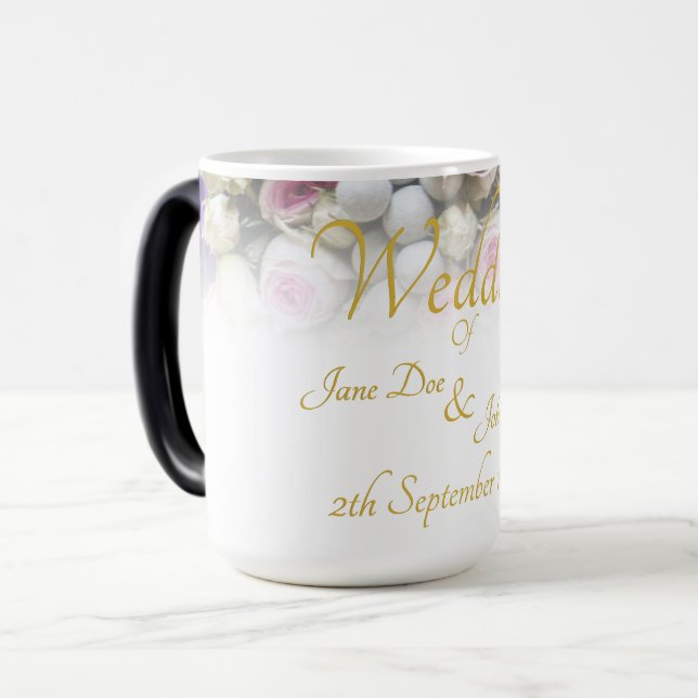 Mágica Caneca de Casamento - Noiva com buquê de casamento (Frente Esquerda)