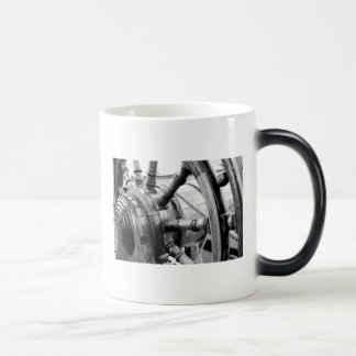 Mágica O funil da benevolência envia a caneca de café