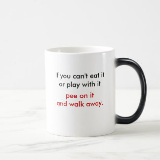 Mágica xixi nele e na caneca ausente da caminhada