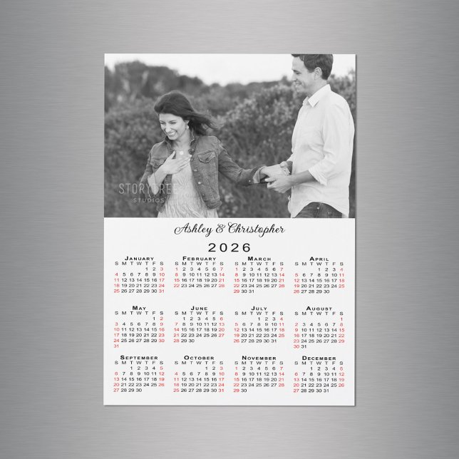 Magnet de Calendário 2026 para Nomes de Foto Perso (Personalized Photo Names 2026 Calendar Magnet in situ)