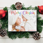 Magnet de Fotografias da Família Arco-Íris de Nata<br><div class="desc">Belo arco-íris Um cartão magnético fotográfico de Natal feliz com uma bela tipografia cursiva arco-íris. Este cartão de fotografia da família de feriados moderno apresenta uma camada colorida de script e seu nome em vermelho sobre a imagem de sangria do cheio.</div>