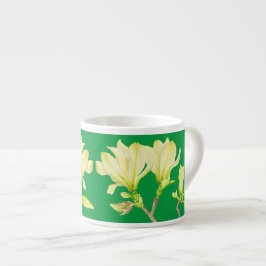 Magnolias amarelas em uma caneca Espresso