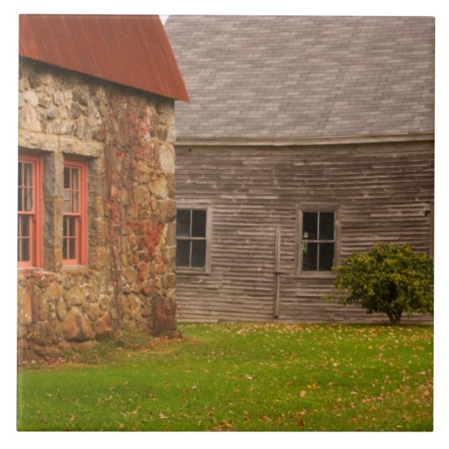 Maine, Antigo edifício de pedra e celeiro de madei (Frente)