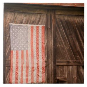 Maine, Bandeira americana desbotada na porta de um