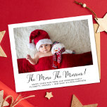 Mais a nova placa de Natal para bebê com foto mais<br><div class="desc">Um cartão de Natal bonitinho e econômico para enviar desejos sazonais e anunciar o nascimento do seu novo bebê para amigos e familiares. A frente apresenta sua foto, "The More The Merrier" em um script de na moda e sua saudação e nomes. No verso, adicione uma fotografia adicional e o...</div>