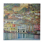 Malcesine no lago Garda por Gustav Klimt<br><div class="desc">Malcesine no lago Garda (1913), por Gustav Klimt, é uma pintura simbolista vitoriana da Era Art Nouveau de arte. Uma bela vista da cidade italiana de Malcesine, com edifícios e casas à beira do porto. As casas e barcos lançam um reflexo na água calma. Vocês podem ver as paredes do...</div>