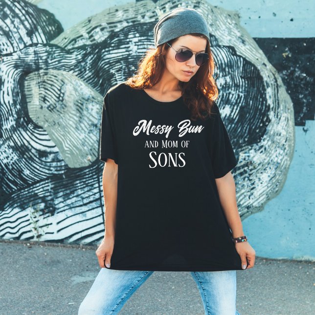 Maldita Mãe De Filhos Engraçados Camiseta Negra (Messy Bun and Mom of Sons)