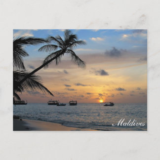 Maldivas - Ilha Kandoludu no cartão postal do pôr