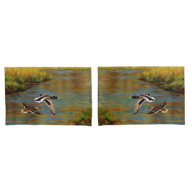 Mallard Ducks Voando Sobre Pond (Frente - conjunto)