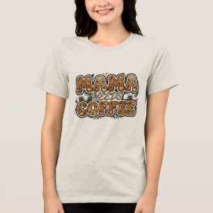 Mama Precisa de Café – Tipografia Fofo de Mãe Aman