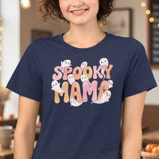 Mamãe Assustadora Fantasma Fofo de Halloween (Spooky Mama t-shirt with cute halloween ghosts by Darling & May)