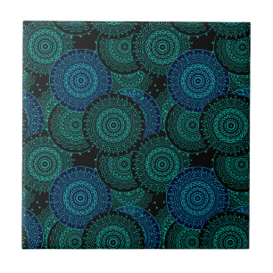 Mandala azul-turquesa, redonda, sobre fundo negro