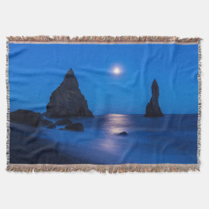 Manta Reflexo do nascer sobre as pilhas oceânicas e mar