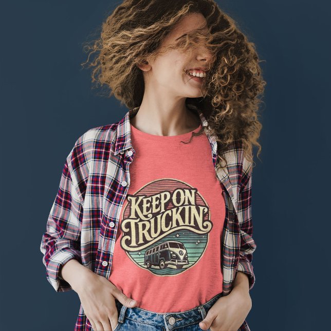 Mantenha-se na Camisa T retrô 60s (Keep on truckin’ in groovy 60s style! A vintage tee for road trips, van life, and retro flair.)