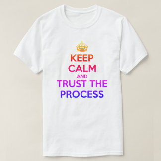 Manter Calma Confie na Camisa T do Processo