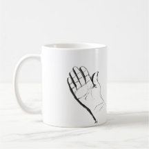 mão preta e branca em caneca de café