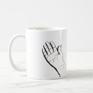 mão preta e branca em caneca de café