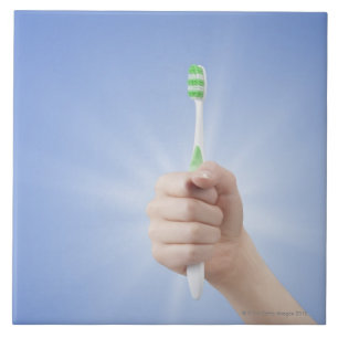 Mão que guardara a escova de dentes