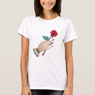 Mão segurando uma camiseta Rosa"
