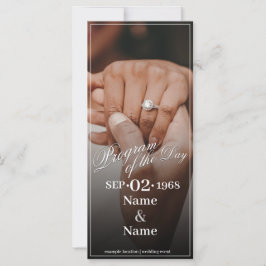 Mãos de um Casal de Casamento Colorido com Anel