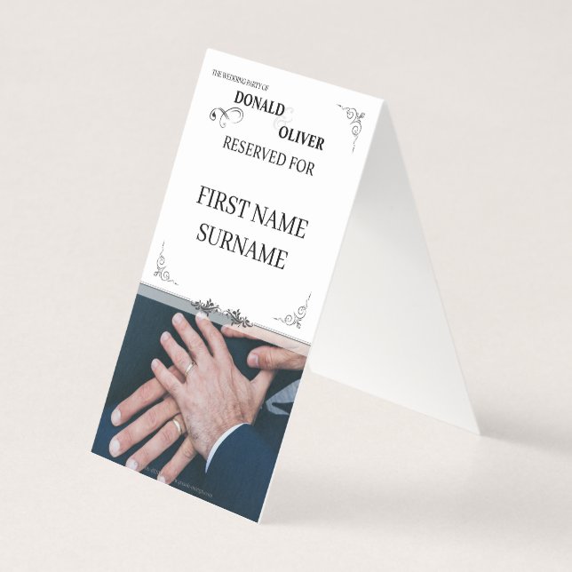 Mãos de um Casal de Casamento Gay com Anéis (Verso)