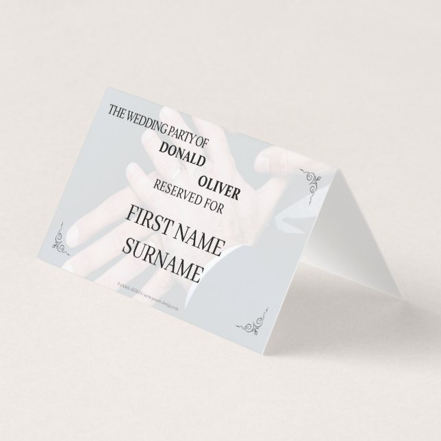 Mãos de um Casal de Casamento Gay com Anéis (Frente)