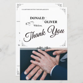 Mãos de um Casal de Casamento Gay com Anéis