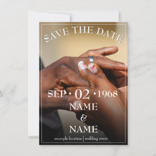 Mãos de um casal de noivos com aliança