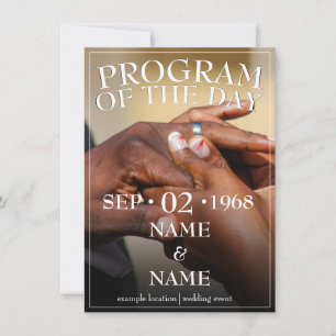 Mãos de um casal de noivos com um anel