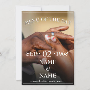 Mãos de um casal de noivos negros colocam aliança