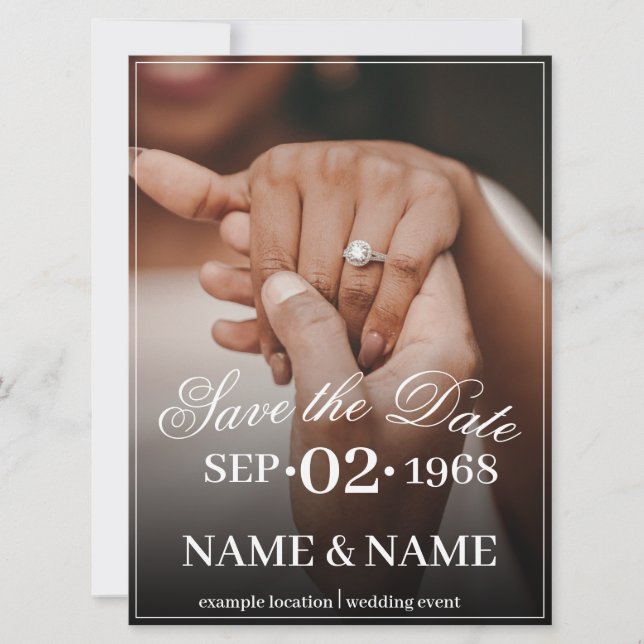 Mãos de um casal de noivos negros com aliança (Frente)