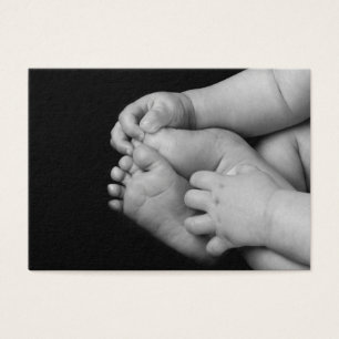 Mãos e pés do bebê preto e branco