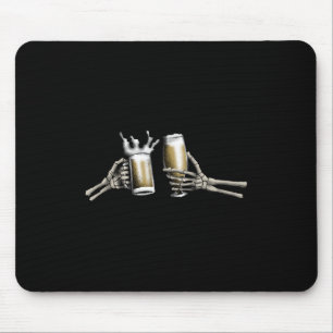 Mãos esqueléticas com botas de bebida num Mousepad