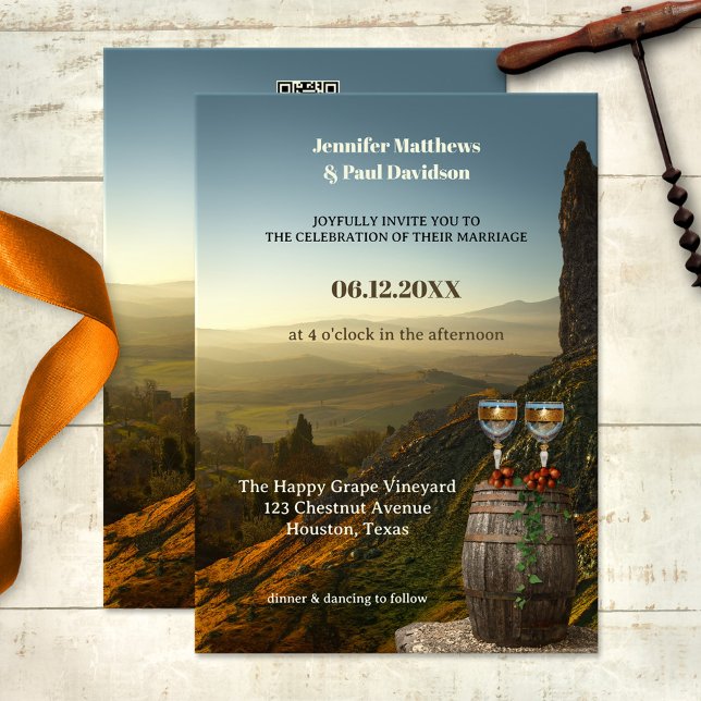 Maquinaria ou vinhedo, tudo num único convite para (All-in-one vineyard wedding invitation featuring two wine glasses with grapes on wine barrel )