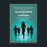 Maratona funcionada - convite de festas da<br><div class="desc">Uma silhueta dos corredores é caracterizada contra um fundo da cerceta com um luminoso branco do projector. Comemore um funcionamento com este design à moda. (FP) O cartão é fácil de personalizar com seus fraseio, opções da pia batismal, do cor da pia batismal, as de papel da forma e escolha...</div>