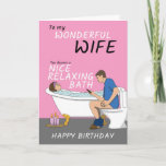 Maravilhosa Wife Relaxando Bath Piada Cartão de An<br><div class="desc">Sua esposa sempre grita com você se você precisa do banheiro quando ela está tomando um banho relaxante? Por que não enviar-lhe este cartão de aniversário engraçado para a fazer rir?</div>