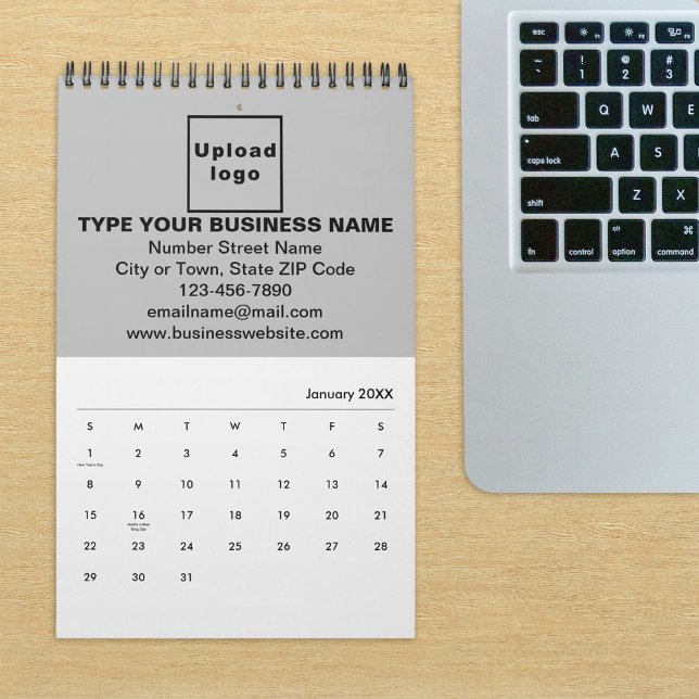 Marca comercial da cinza no calendário (Build brand name awareness. Gray business branding on calendar displayed on office desk.)