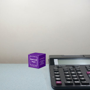 Marca comercial na caixa de cores roxa pequena