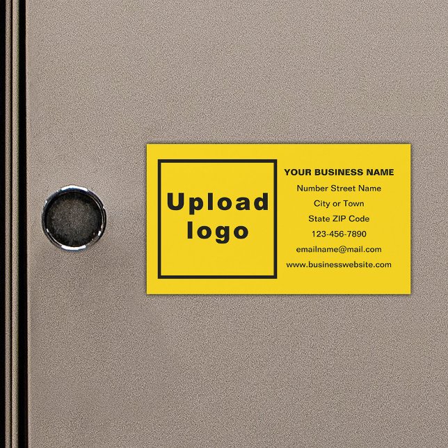 Marca comercial na placa magnética amarela (Your business brand on small yellow rectangle magnetic card.)