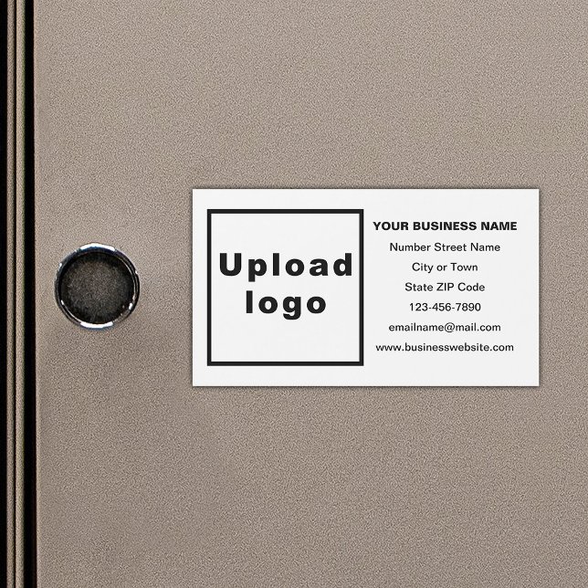 Marca comercial na placa magnética branca (Your business brand on small white rectangle magnetic card.)