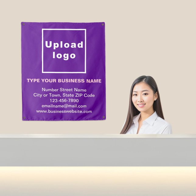 Marca comercial na tapeçaria roxa (Business brand on purple tapestry in reception.)