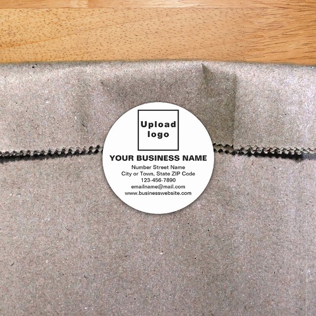 Marca comercial no adesivo branco redondo (Build brand name awareness. Your business brand on white round sticker.)