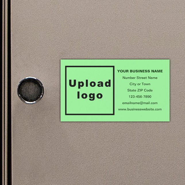 Marca comercial no cartão magnético verde claro (Your business brand on small light green rectangle magnetic card.)