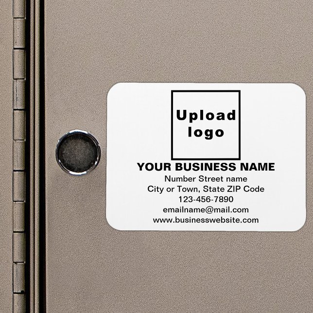 Marca comercial sobre o retângulo branco e o ímã f (Your business brand on white rectangle flexible magnet as marketing material.)