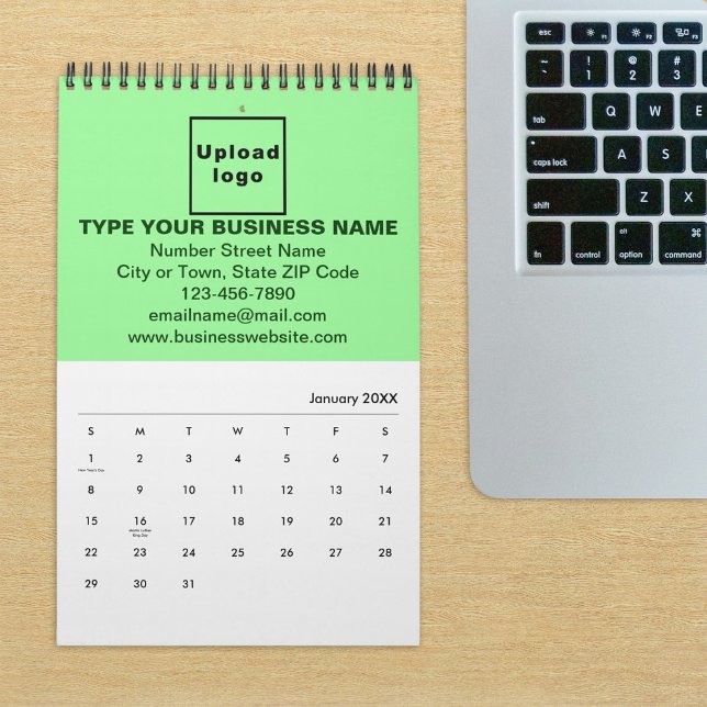 Marca comercial verde leve no calendário (Build brand name awareness. Light green business branding on calendar displayed on office desk.)