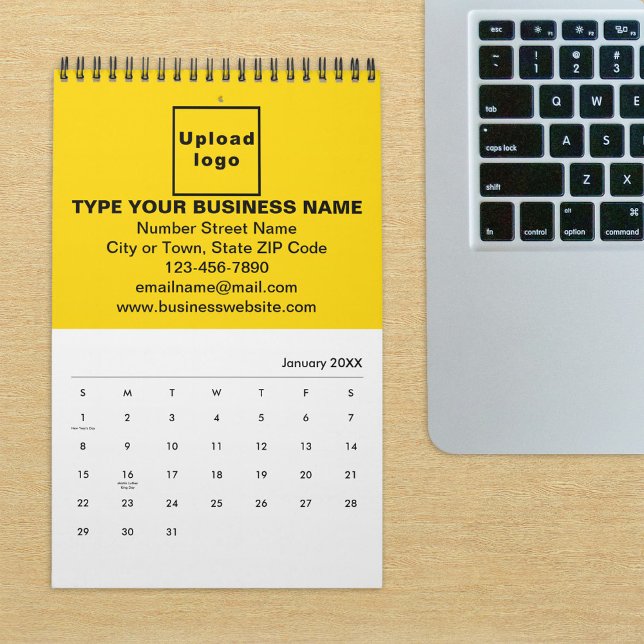 Marca de Negócios Amarelo no Calendário (Build brand name awareness. Yellow business branding on calendar displayed on office desk.)