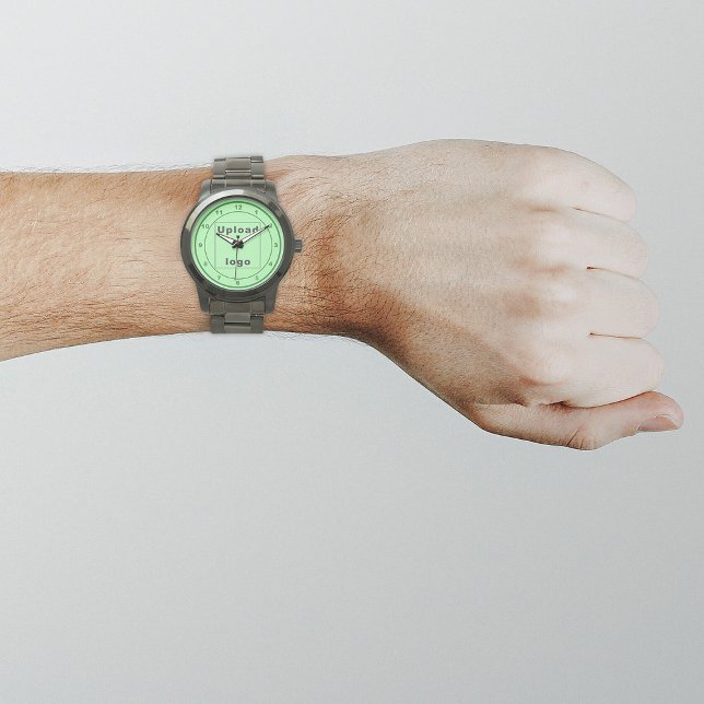 Marca de negócios verde-leve no relógio masculino (Your business logo with light green background on men's watch.)