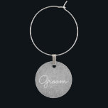 Marcador Para Taças De Vinho Groom - Silver Glitter Sparkle de Casamento<br><div class="desc">Groom - Silver Faux Glitter e Sparkle Elegant Reception Wine Charm. As Cartas de Vinho Luminoso de Prata fazem um presente de Casamento ou Festa de Bachelor de excelente para aquela pessoa especial que ama cinzas. Entre em contato com o designer para obter itens correspondentes.</div>