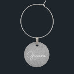 Marcador Para Taças De Vinho Groom - Silver Glitter Sparkle de Casamento<br><div class="desc">Groom - Silver Faux Glitter e Sparkle Elegant Reception Wine Charm. As Cartas de Vinho Luminoso de Prata fazem um presente de Casamento ou Festa de Bachelor de excelente para aquela pessoa especial que ama cinzas. Entre em contato com o designer para obter itens correspondentes.</div>
