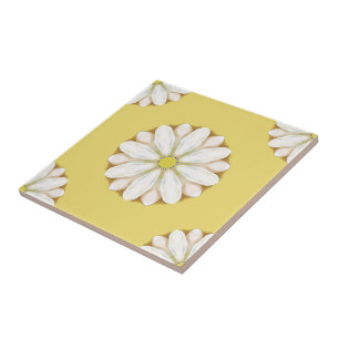 Margaridas brancas no amarelo dourado